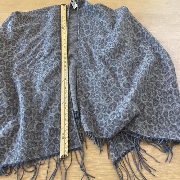 Women's Woolrich One Size Shawl Open Fringe Sweater Animal Print - Picture 7 of 8